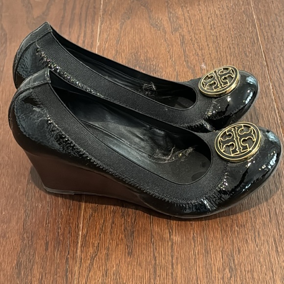 Tory Burch Women’s Black Patent Leather Caroline Wedges Size 7.5 - Picture 4 of 7